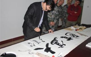 中青华夏书画院院长王建华与驻京部队官兵进行书画艺术交流
