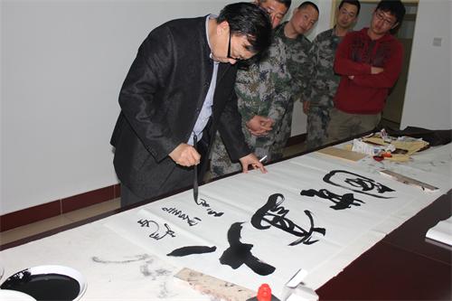中青华夏书画院院长王建华与驻京部队官兵进行书画艺术交流-第1张图片-中青华夏书画院